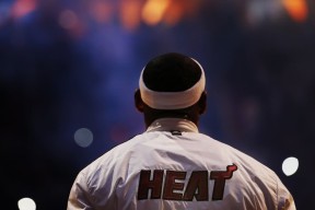 九游旧版大全-CBA集结日惊现NBA与英超乱入？凯尔特人备战纽卡斯尔引热议，篮网造点瞬间刷屏